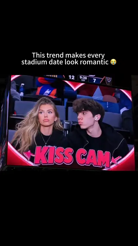 kiss kiss!! #kisscam #broadcast #aitrending #viral