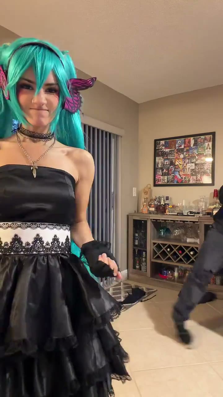 MIKU VS MIKUO: the same dance with a cosplay pair.