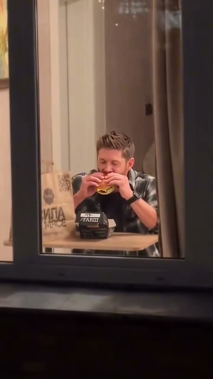 Caught this dude just eating a burger 😂